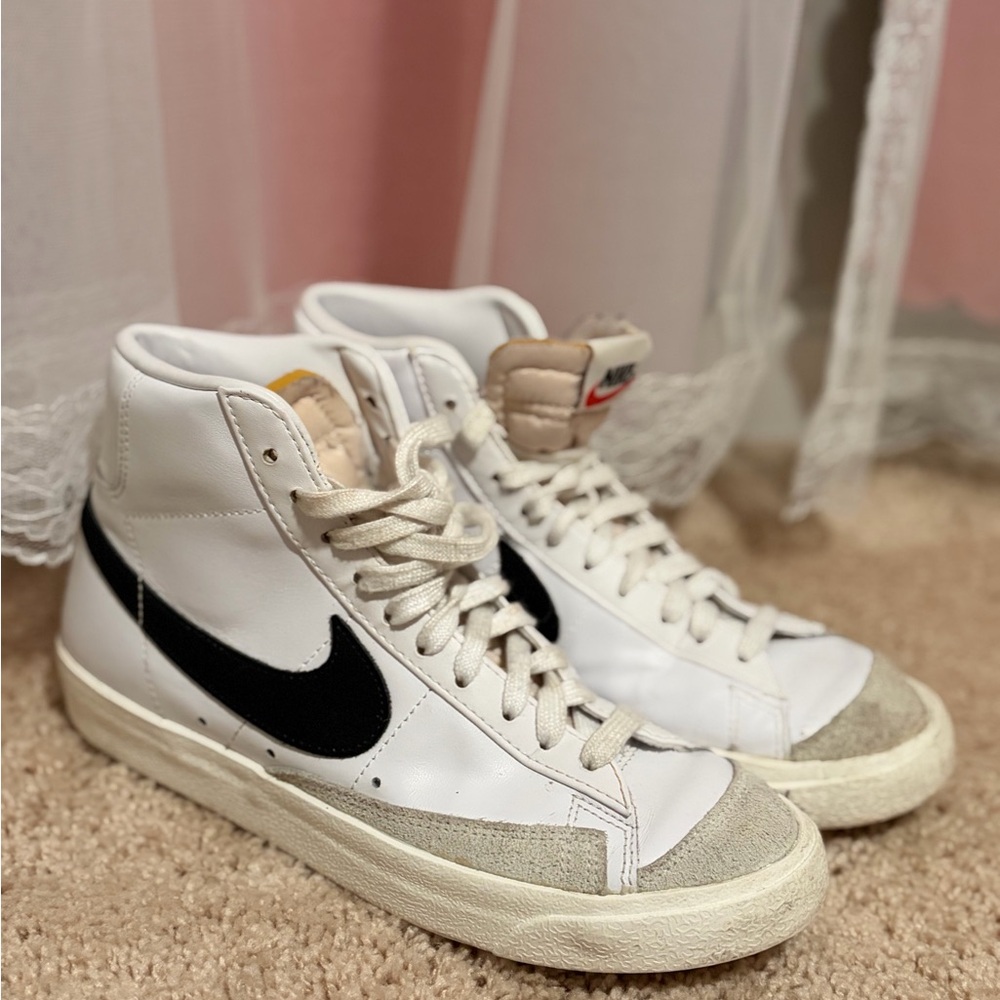 Nike Women's Sz 8 Blazer Mid 77 White and Black High-Top Sneakers